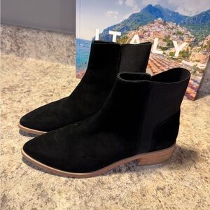 Vero Cuoio Black Ankle Boots with Tan Sole